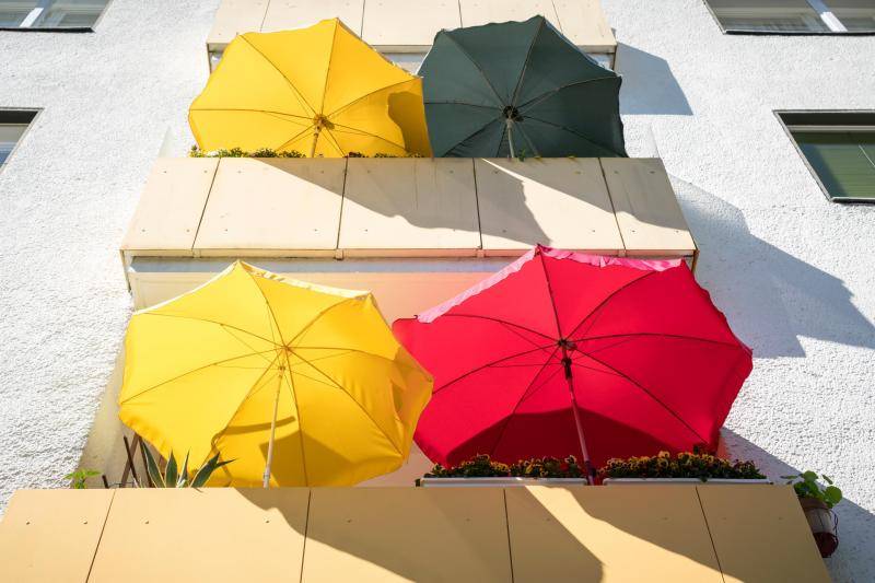 Balkone mit Sonnenschirmen Balkone mit Sonnenschirmen