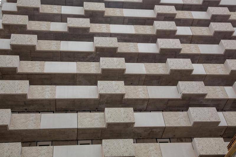 Hier sind Balkongeländer eines der Gebäude zu sehen. Diese bestehen aus massiven Betonplatten in grau oder beige. Vereinzelt stehen kleine Balkonelemente herraus, die teilweise wild angeordnet sind. Hier sind Balkongeländer eines der Gebäude zu sehen. Diese bestehen aus massiven Betonplatten in grau oder beige. Vereinzelt stehen kleine Balkonelemente herraus, die teilweise wild angeordnet sind.