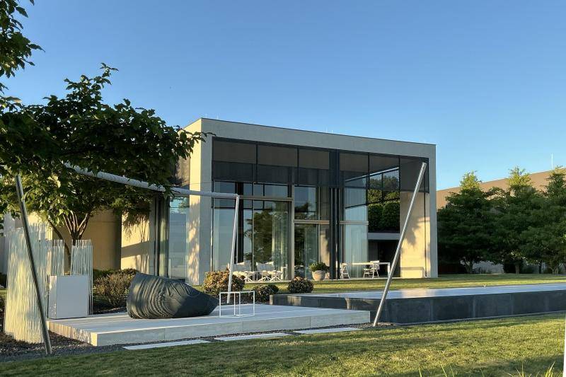 Villa K_Ansicht großzügig verglaste Gartenfront mit Aussicht Villa K_Ansicht großzügig verglaste Gartenfront mit Aussicht