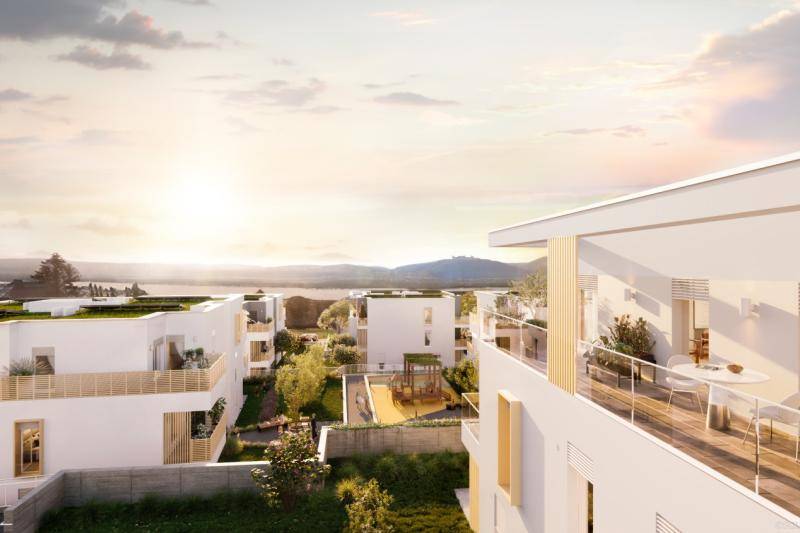 Blick in den Sonnenuntergang über die Dächer der Siedlung hinweg. Auf den Gebäudensind begrünte Flachdächer. Blick in den Sonnenuntergang über die Dächer der Siedlung hinweg. Auf den Gebäudensind begrünte Flachdächer.