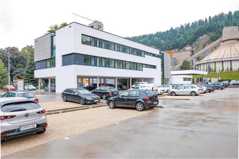 Ansicht vom Parkplatz auf das Gebäude. Im Hintergrund ist das Zementwerk zu sehen. Ansicht vom Parkplatz auf das Gebäude. Im Hintergrund ist das Zementwerk zu sehen.