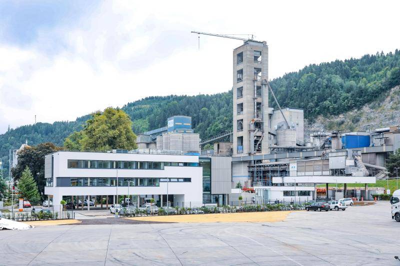 Das neue Bürogebäude vor dem großen Zementwerk. Das neue Bürogebäude vor dem großen Zementwerk.