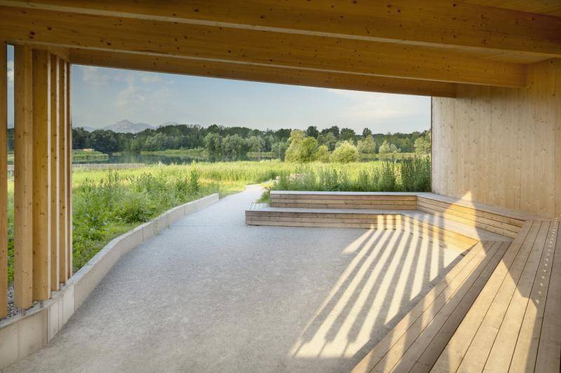 Eine überdachte, kleine Sitztribüne befindet sich vor dem Haus und gibt den Blick auf den See frei. Eine überdachte, kleine Sitztribüne befindet sich vor dem Haus und gibt den Blick auf den See frei.