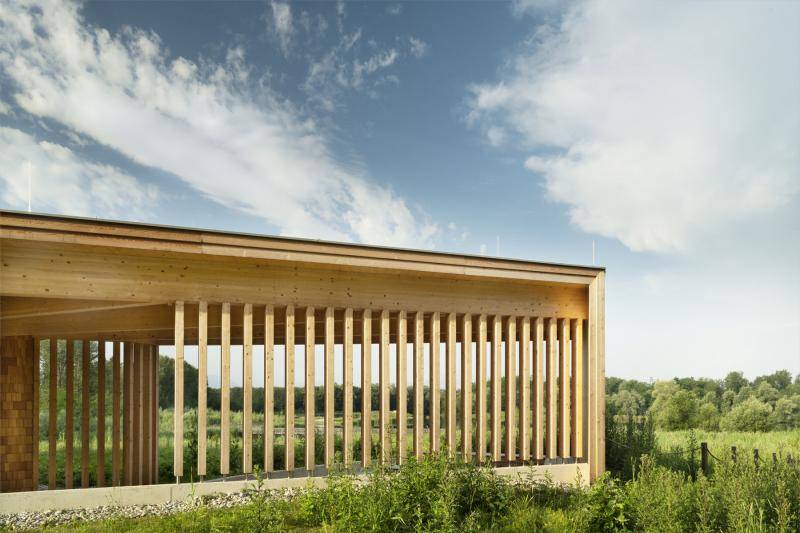 Ein Teil der Überdachung im Aussenbereich ist durch Holzpfosten in geringem Abstand, ein wenig Sonnen- und Windgeschützt. Ein Teil der Überdachung im Aussenbereich ist durch Holzpfosten in geringem Abstand, ein wenig Sonnen- und Windgeschützt.