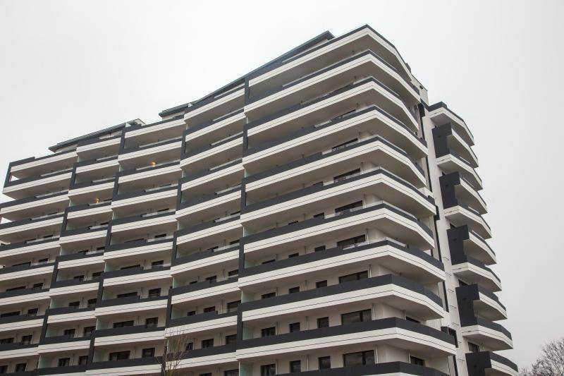 Eines der Gebäude zu sehen. Umlaufende Balkone, die durch massive Balkongeländer die Sicht in die Wohnungen versperrt. Insagesammt wirkt dasGebäude sehr massiv und undurchdringbar. Eines der Gebäude zu sehen. Umlaufende Balkone, die durch massive Balkongeländer die Sicht in die Wohnungen versperrt. Insagesammt wirkt dasGebäude sehr massiv und undurchdringbar.