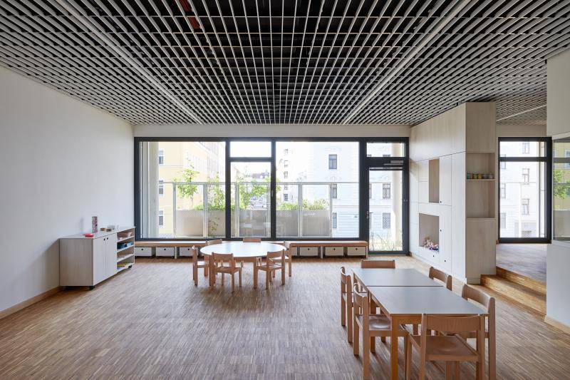 Innenaufnahme eines Kindergarten Raumes. Helle Oberflächen, kleine Tische mit Stühlen. Der Raum insgesammt sehr hell. Innenaufnahme eines Kindergarten Raumes. Helle Oberflächen, kleine Tische mit Stühlen. Der Raum insgesammt sehr hell.