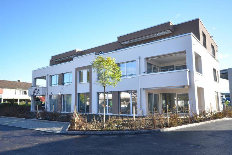 Die unteren zwei Geschosse sind in weiß verputzt. Das obere Geschoss ist in einem grau-braun gestrichen. Die unteren zwei Geschosse sind in weiß verputzt. Das obere Geschoss ist in einem grau-braun gestrichen.