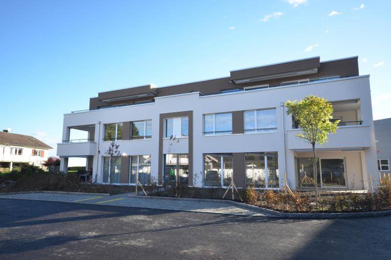 Vor dem Haus wird noch der Garten angelegt. Ein kleiner Baum wurde bereits gesetzt. Davor befinden sich zwei Parkplätze. Vor dem Haus wird noch der Garten angelegt. Ein kleiner Baum wurde bereits gesetzt. Davor befinden sich zwei Parkplätze.