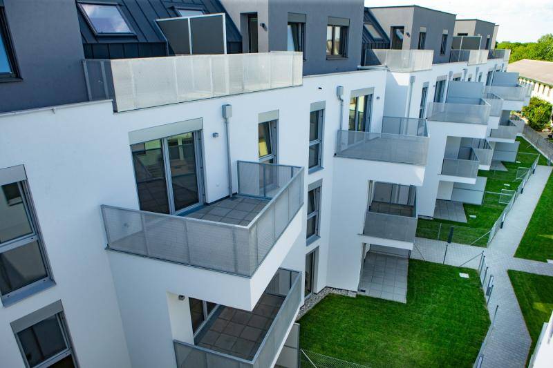 Ansicht von oben. Die Balkone stehen leicht schräg aus der Fassade. Sie sind mit quadratischen Fliesen belegt und Metall-Geländern. Ansicht von oben. Die Balkone stehen leicht schräg aus der Fassade. Sie sind mit quadratischen Fliesen belegt und Metall-Geländern.