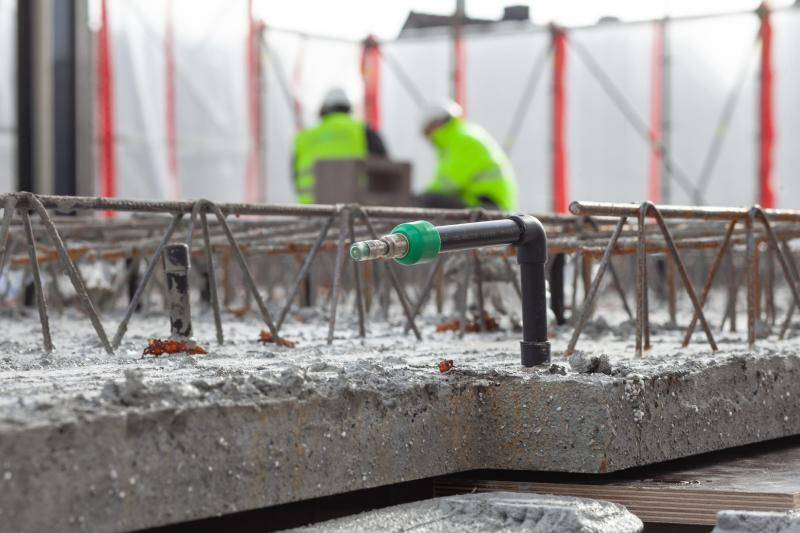 Betonfertigteile mit integrierter Heizung. Hier sieht man den Anschluss des Systems, der dann vor Ort auf der Baustelle nur noch eingeklinkt werden muss. Betonfertigteile mit integrierter Heizung. Hier sieht man den Anschluss des Systems, der dann vor Ort auf der Baustelle nur noch eingeklinkt werden muss.