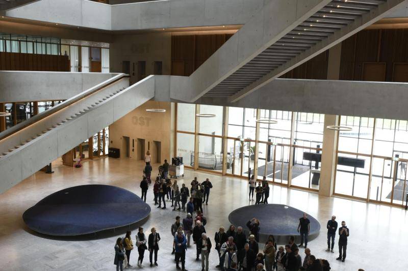 Das offene Foyer ist offen und sehr hell. Treppen erstrecken sich über die Stockwerke, jedoch quer durch das hohe Foyer und in unterschiedlichen Richtungen und Winkeln. Das offene Foyer ist offen und sehr hell. Treppen erstrecken sich über die Stockwerke, jedoch quer durch das hohe Foyer und in unterschiedlichen Richtungen und Winkeln.