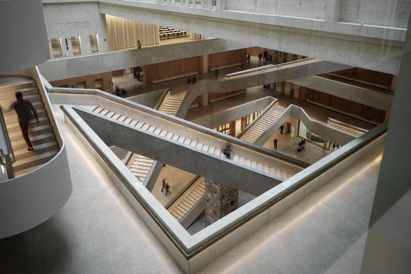 Das Foyer/ der Treppenraum von oben. Die Treppenläufe verlaufen kreuz und quer durch den Raum und auf allen Geschossen ist eine Galerie angeordnet. Das Foyer/ der Treppenraum von oben. Die Treppenläufe verlaufen kreuz und quer durch den Raum und auf allen Geschossen ist eine Galerie angeordnet.