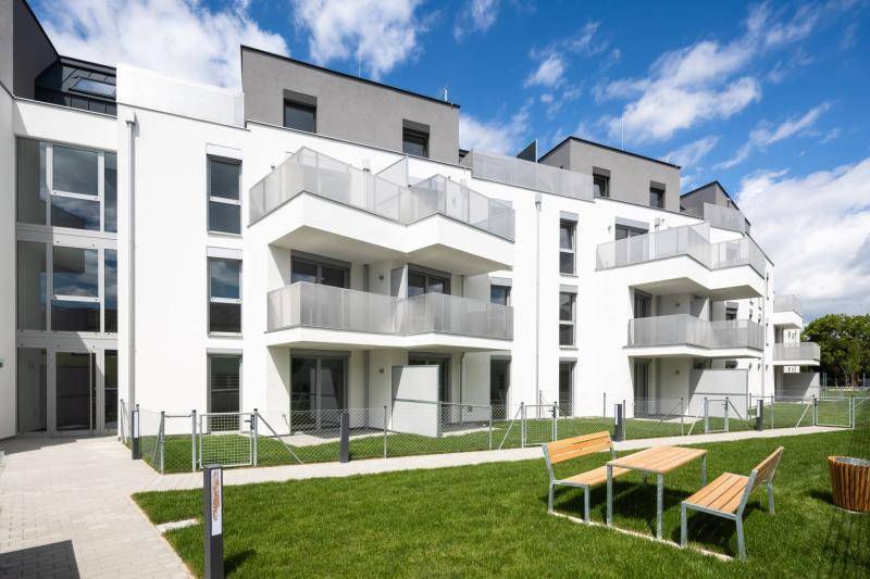Auf der Rasenfläche vor dem Gebäude steht ein Picknick-Tisch mit Bänken aus Holz. Die EG Wohnungen haben eine kleine Terrasse, sowie eine eingezeunte Rasenfläche. Auf der Rasenfläche vor dem Gebäude steht ein Picknick-Tisch mit Bänken aus Holz. Die EG Wohnungen haben eine kleine Terrasse, sowie eine eingezeunte Rasenfläche.