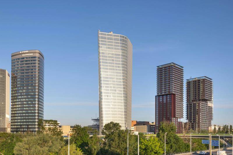 Der Austrotower aus der Ferne. Daneben andere Hochhäuser. Der Austrotower aus der Ferne. Daneben andere Hochhäuser.