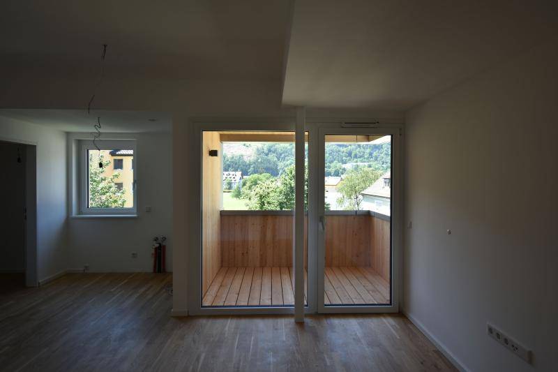 Blick von Innen auf die Türe zum Balkon. Der Balkon ist hinter der Glastüre zu sehen. Dieser ist aus Holz. Der Boden im Raum ist mit Holz belegt und die Wände sind weiß Tapeziert. Links neben dem Balkon ist ein kleines Fenster. Blick von Innen auf die Türe zum Balkon. Der Balkon ist hinter der Glastüre zu sehen. Dieser ist aus Holz. Der Boden im Raum ist mit Holz belegt und die Wände sind weiß Tapeziert. Links neben dem Balkon ist ein kleines Fenster.